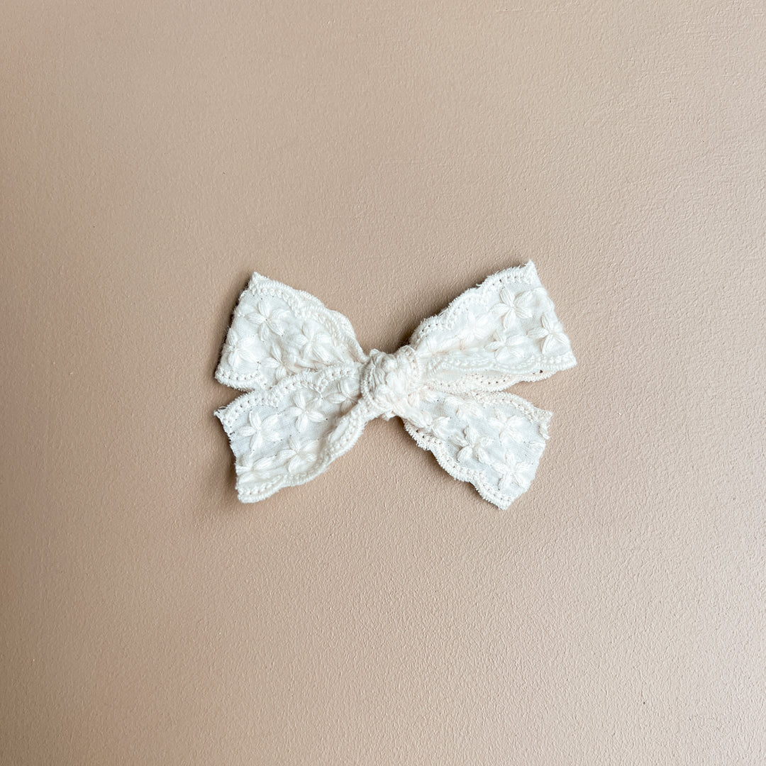 Cream Daisy Pinwheel Bow
